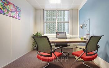 Bureau privé spacieux avec des murs aux couleurs vives à la Grande Arche