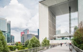 Vue de face de la Grande Arche avec pont-promenade à la Défense