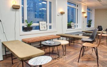 Espace de détente doté du mobilier confortable au cours Valmy