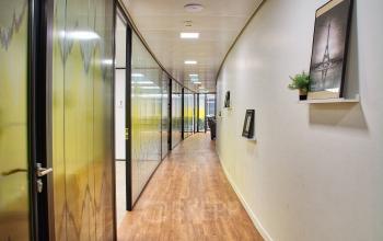 Couloir avec accès aux bureaux privatifs au cours Valmy