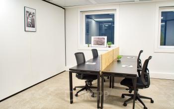 Espace de bureau prêts à l'emploi dans lequel vous pouvez commencer vos activités avec votre équipe tout de suite au cours Valmy