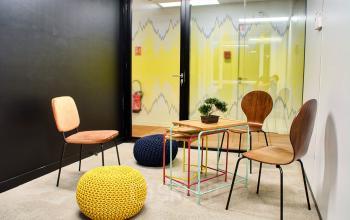 Salle de brainstorming favorisant la collaboration pour vos réunions en équipe au cours Valmy
