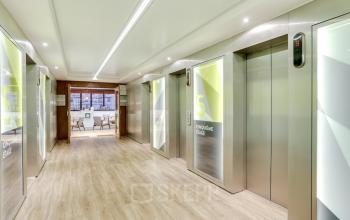 Nos acenseurs vous ramènent à vos bureaux à l'avenue Georges Wilson