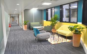Ce salon lumineux est décoré avec soin et doté de plantes intérieur à l'avenue Georges Wilson
