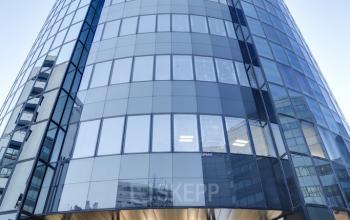 Immeuble de bureaux moderne et entièrement vitré à l'avenue Georges Wilson