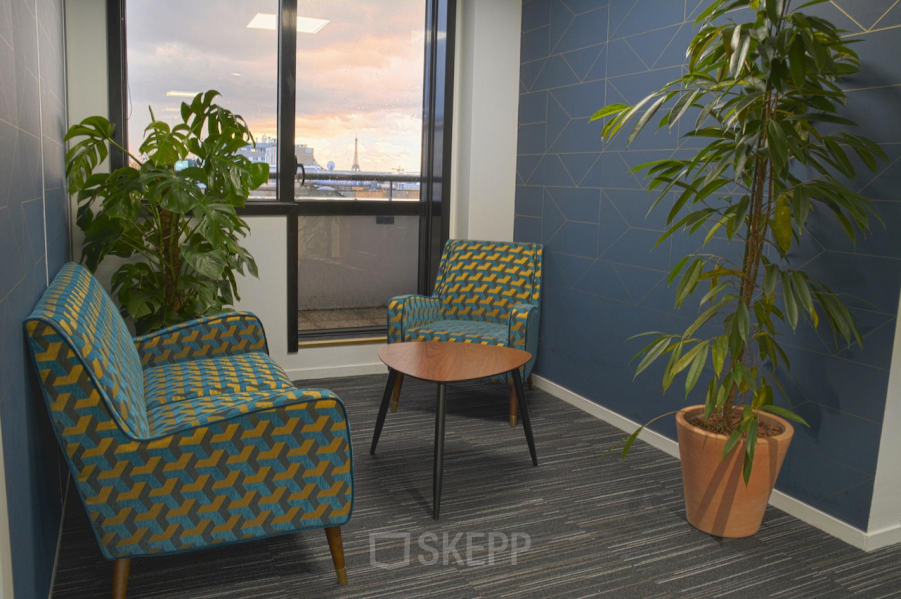 Ce salon avec balcon vous offre une vue magnifique sur la Tour Eiffel
