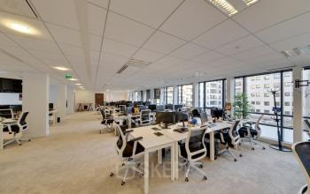 Partagez vos meilleures idées avec vos collègues dans cet espace de coworking dans la rue de Villiers