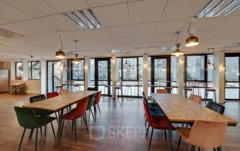 Espace commun lumineux décoré avec soin dans la rue de Villiers