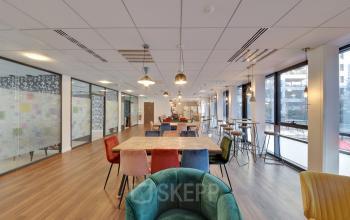 Espace commun chaleureux avec des chaises aux couleurs vives dans la rue de Villiers