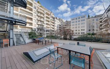 Cet espace extérieur est l'endroit préféré de chacun pendant les journées ensoleillées dans la rue de Villiers