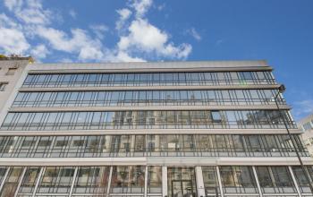 Cet immeuble de bureaux vous offre un cadre parfait pour développer vos affaires dans la rue de Villiers