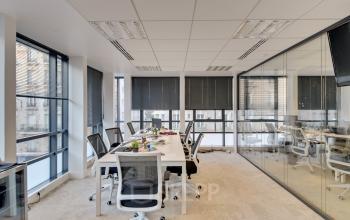 Bureau privatif lumineux doté de fauteuils confortables dans la rue de Villiers