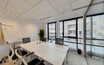 Cet espace privatif vous offre tous les essentiels pour accomplir vos missions dans la rue de Villiers