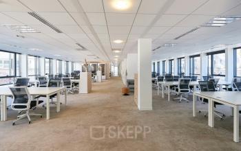 Espace de bureau à louer au 100 Rue de Villiers, Paris Levallois-Perret, avec de grandes fenêtres, des bureaux modernes et lumineux en open space.