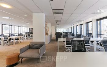 Espace de bureau à louer lumineux situé à Rue de Villiers 100, Paris Levallois-Perret, avec stations de travail modernes et grandes fenêtres.