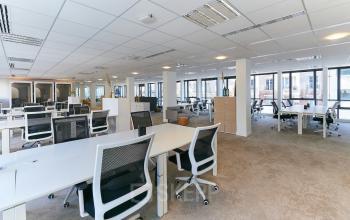 Espace de bureau à louer moderne et spacieux à Rue de Villiers 100, Paris Levallois-Perret. Surface ouverte avec postes de travail et grandes fenêtres.