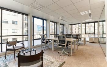 Location de bureau à louer moderne et lumineux, Paris Levallois-Perret, Rue de Villiers 100, intérieur spacieux avec chaises de bureau ergonomiques et tables de travail en place.