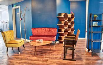 Notre salon chaleureux est l'endroit idéal pour trouver un peu de repos au travail dans la rue de Chartres