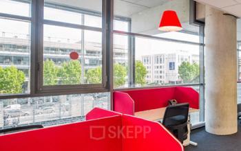 Bureaux en open space avec écrans de séparation au stade de France