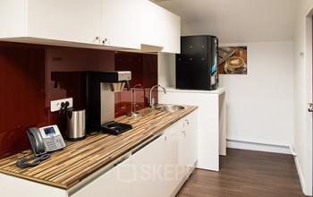 Notre kitchenette est le lieu où on se rassemble lors d'une pause café au stade de France