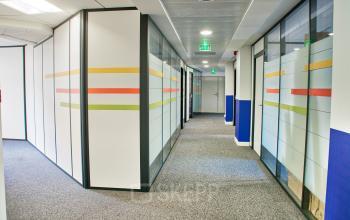 Venez travailler dans nos bureaux privatifs en serénité en passant ce couloir calme au quai de Gallieni