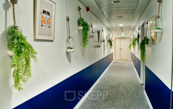 Couloir décoré avec soin au quai de Gallieni