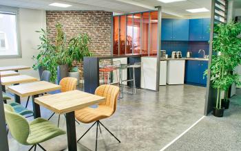 Préparez un délicieux repas dans notre cuisine et déjeuner avec vos collègues dans la salle à manger au quai de Gallieni