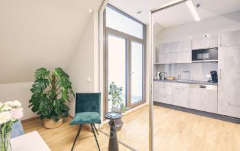 Moderne Bürofläche in Am Neuen Markt 9e, Potsdam, mit heller Küche und gemütlicher Sitzecke, ideal zum Büroraum mieten.