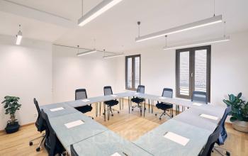 Moderne, möblierte Bürofläche mieten in Potsdam, Am Neuen Markt 9e, mit großen Fenstern, hellen Wänden und eleganten Schreibtischen.