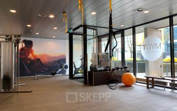 Bright office space at Laan van Vredenoord 33, Rijswijk, featuring a well-equipped gym area for active breaks. Ideal for those looking to rent office space with unique amenities.