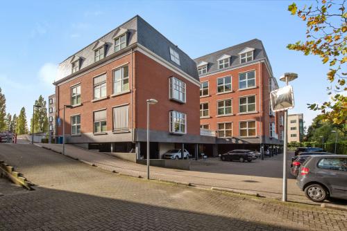 Exterior view of the office building located at Laan van Vredenoord 17-19, Rijswijk, suitable for office space rental.