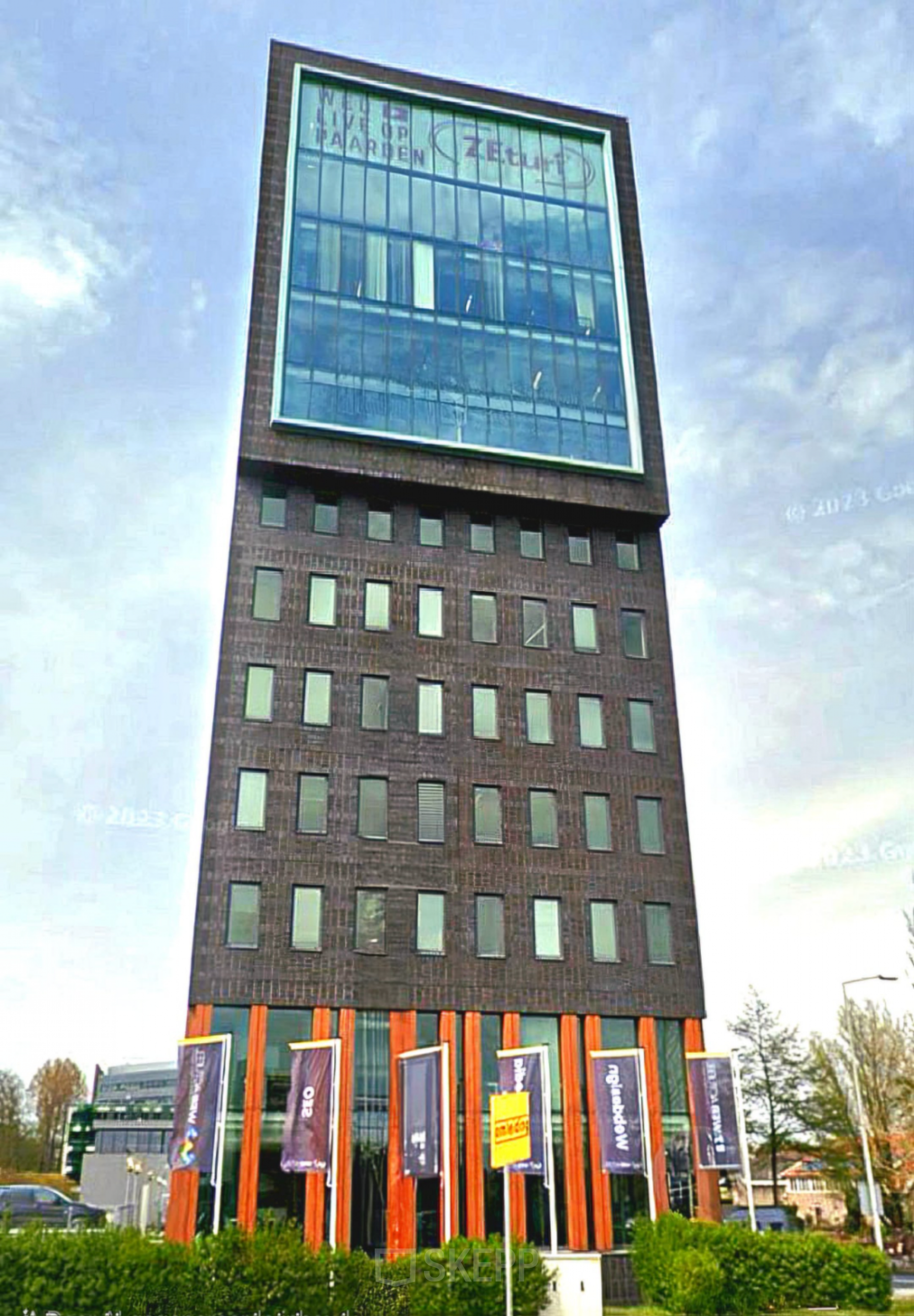 Exterior view of a modern office building for rent at Laan van Zuid Hoorn 70, Rijswijk, featuring a sleek and contemporary design with multiple floors and large windows.