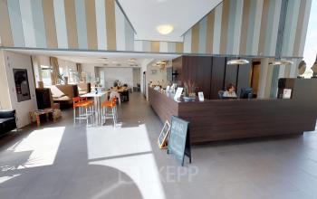 Spacious office reception area at Boven de Wolfskuil 3 in Roermond with modern furnishings and a welcoming ambiance. Ideal for office space rental.