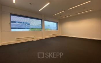 Empty office space at Boven de Wolfskuil 3, Roermond with large windows and ample natural light, available for office space rental.