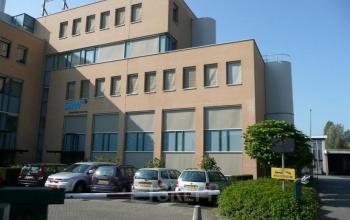 buitenzijde kantoorpand parkeerruimte roosendaal