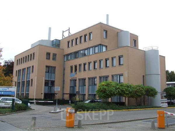 kantoorgebouw roosendaal buitenzijde parkeerruimte