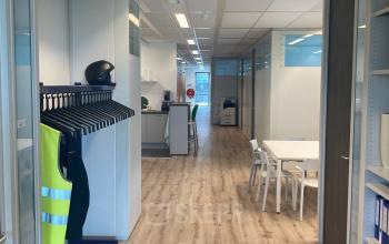 Interior of an office space at Hoofdweg 66, Rotterdam Alexander, featuring wooden floors and modern furniture.