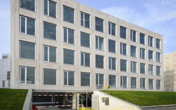 Modern facade of the office space rental at Bahialaan 100 in Rotterdam Brainpark, showing structured design and parking entrance.