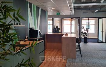 Modern office space at Bahialaan 100 in Rotterdam Brainpark with a communal kitchenette and stylish seating area for rent.