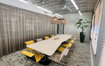 Bright and modern conference room at Bahialaan 100, Rotterdam Brainpark, ideal for office space rental with long table and stylish chairs.