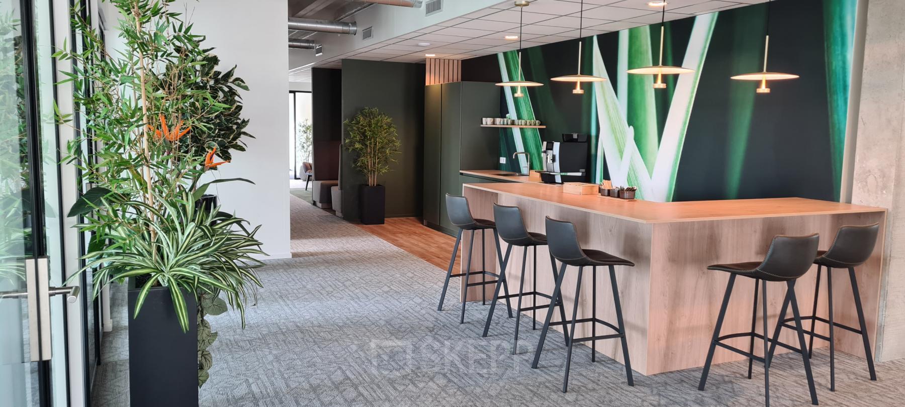 Modern office pantry at Bahialaan 100, Rotterdam Brainpark, featuring sleek bar stools, a coffee machine, and contemporary decor.