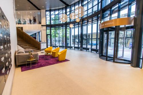 Spacious office reception area at Weena 290, Rotterdam Central Station, featuring modern furnishings and a large window. Ideal for office space rental.