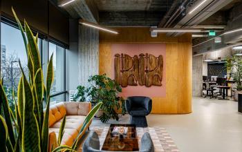 Stylish lounge area at Hofplein 19, Rotterdam Central Station with modern decor and comfortable seating, perfect for office space rental needs.