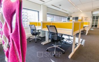 Bright office space with modern workstations at Weena-Zuid 130, ideal for office space rental in Rotterdam Central Station.