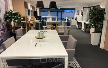 Modern and inviting workspace at Weena-Zuid 130, Rotterdam Central Station, ideal for office space rental. Features stylish furnishings and a bright atmosphere, perfect for collaborative work.