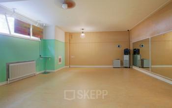 Modern office space rental at Schiekade 830 in Rotterdam Center with green partitions and water coolers.