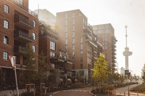 Exterior view of office building at Karl Weisbardstraat 181 - 201, Rotterdam Center, showcasing the modern architecture in a vibrant urban setting, ideal for office space rental.