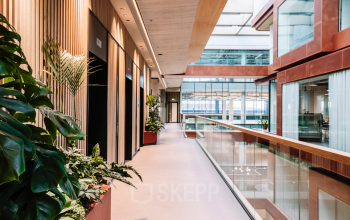 Modern interior hallway at Hoogstraat 185, Rotterdam Center, perfect for office space rental with sleek design and natural lighting.