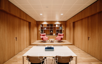 Stylish and cozy office space to rent at Hoogstraat 185 in Rotterdam Center, featuring a wooden interior, modern furnishings, and a comfortable seating area for relaxed meetings.