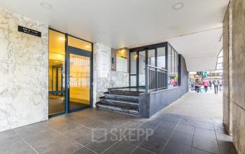 Entrance of Weena 87 in Rotterdam Center features a sleek glass and marble design. Ideal for office space rental, the exterior offers a professional and accessible environment for businesses.